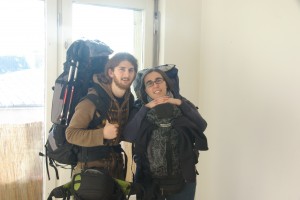 das letzte Foto in der Wohnung startklar mit den gepackten Rucksaecken