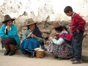 Warten auf den Bus in San Luis mit vielen Anderen 