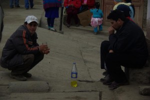 Die Peruaner verkuerzen sich die Zeit mit einer Flasche Inkacola