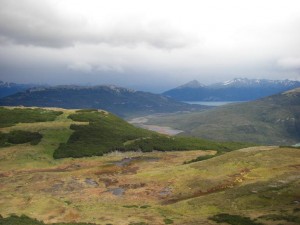 Blick von oberhalb der Waldgrenze auf Sumpfgebiet und Seen