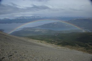 weiterer Blick vom Gipfel mit wunderschoenem Regenbogen