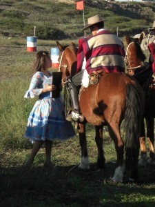 taditionelle chilenische Tracht bei einem Reitwettbewerb