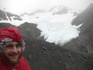 ein Haengegletscher am Weg zum Pass