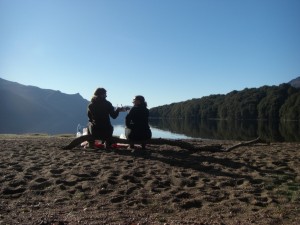 Fruehstuecken bei Sonnenschein am Strand