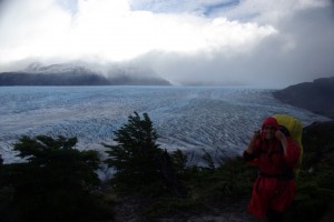 der Weg dem Gletscher entlang bei Schlechtwetter