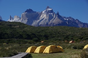 herrliches Wetter - wunderschoener Blick vom Camp auf die Cuernos del Paine