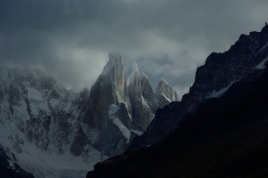 Cerro Torre (Erster Berg, Spitze in den Wolken), Cerro Egger und Cerro Standthard (kleinste Spitze) 