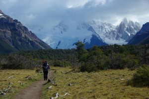 Gemuetlicher Weg durch wunderschoenes Bergpanorama