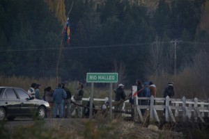 mit Baumstaemmen versperrte man uns den Weg auf die Bruecke