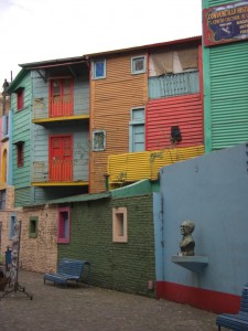 Grellbuntes Haeusergewirr in la Boca