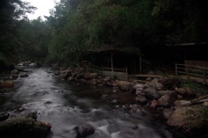 ganz urig mitten im Wald an einem Bach gelegene Thermalbecken