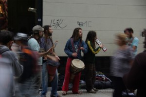 Musikgruppe mitten im Trubel der Grossstadt