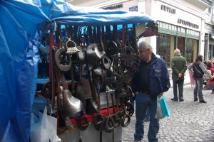 Stand mit Steigbuegeln am Flohmarkt - Gauchotradition