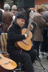 Es gibt sie noch in Buenos Aires - Gitarrenspieler mitten im Trubel des Flohmarkts