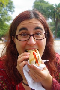 Hamm - Dani laesst sich den sogenannten Completo (Hotdog) schmecken