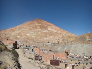 ...und ueber allem wacht der Cerro Rico, ausgehoehlt und durchloechert in ueber 10 Ebenen