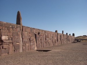 die Rundmauern des grossen Tempelbezirkes