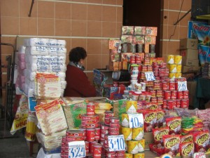 ein Verkaufsstand am Markt (es wird Fern gesehen, um die Zeit zu vertreiben :-)