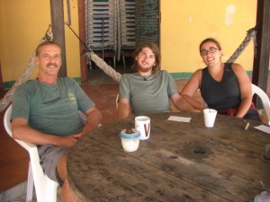 mit Kees beim morgendlichen Cafetrinken in seiner Strandbar