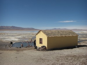 das Thermalbecken mitten in der Wuestenlandschaft
