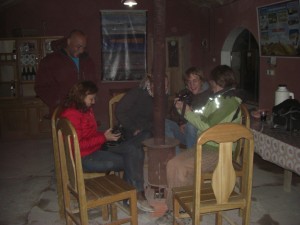 sehen uns um den Kamin herum die Fotos des Tages an