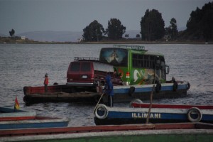 ..und so wird unser Bus dann ans andere Ufer befoerdert