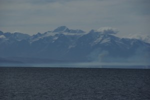 Im Hintergrund am Titicacasee die Schneeberge der Anden