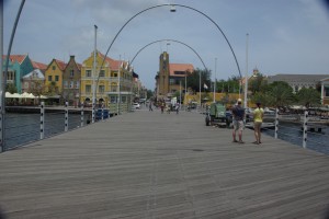 Fussgaengerbruecke aus der Naehe betrachtet