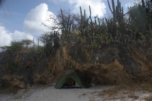 unser 1.Zeltplatz unter Felsen mit Kakteenbewuchs