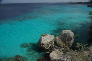 das Wasser ist glasklar und man kann von den Klippen aus auf den Grund sehen