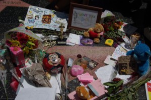eine gewaltige Menschentraube und Maskottchen um den Stern von Michael Jackson