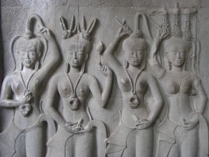 sog. Apsaras zieren die Tempelwaende im Inneren von Angkor Wat