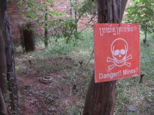 man kann sichs nicht vorstellen, aber solche Schilder sind in Kambodscha garnicht so selten