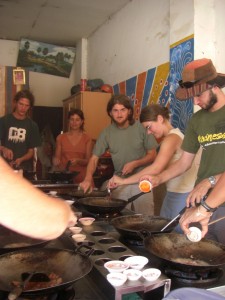 Alex neben Petra und Peter (re.) aus der Schweiz, die wir spaeter in Phnom Penh wiedertreffen