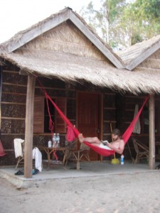 Alex beim Relaxen vor unserem Bungalow