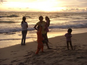 die Kinder unserer Herbergsfamilie spielen abends am Strand