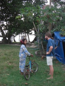 Alex mit dem Maedel von unseren Bungalows beim Naturkundeunterricht :-) so wachsen Papayas