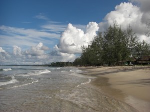 der menschenleere Strand am Morgen