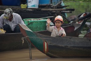 Hello - Hello - Hello! Unser Boot sorgt immer wieder fuer Aufregung unter den Kindern!