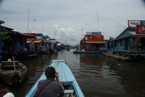 mit dem Langboot durch die Gassen von Kompong Luong