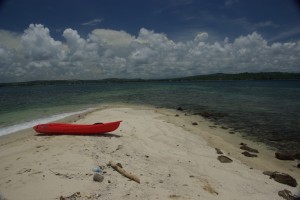 der Blick von der vorgelagerten Insel auf unseren Strand