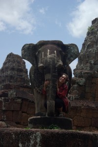 einer der 4 Elefantenwaechter beim Tempel East Mebon