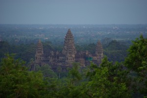 abends werden wir dann nach der Besteigung des Bakheng-Huegels mit einem wunderschonen Blick auf Angkor Wat belohnt