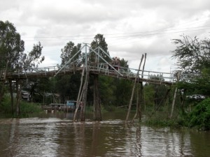 Natuerlich gibts auch Bruecken ueber die Kanaele - interessante Konstruktion :-)