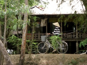 Das klassische Fortbewegungsmittel fuer die kilometerlangen, schmalen Daemme - natuerlich mit dem vietnamesischen Strohhut :-)