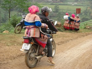 ...oder wenn man das Gemuese ganz gut verkauft hat, kann man sich sogar mal ein Motorradtaxi leisten :-).