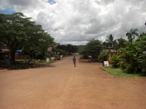 Hauptstrasse von Sen Monorom - links und rechts ein paar wenige Hostals und Cafes