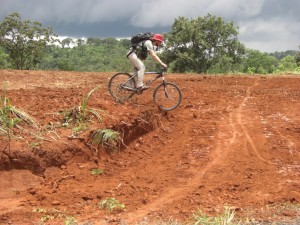 Alex geniesst es, hier Offroad zu fahren :-)