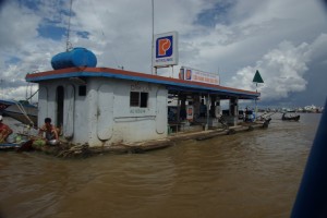 Bei so vielen Booten brauchts natuerlich auch eine schwimmende Tankstelle