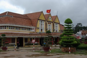 Orginal aus der Kolonialzeit - zu einem franzoesischen Kurort gehoert eine Eisenbahn - so kam Dalat zum erstan Bahnhof Vietnams